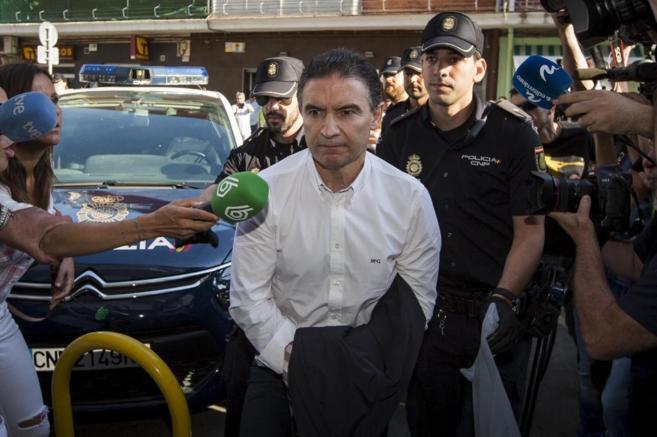 El delegado del Gobierno, Serafn Castellano, tras su detencin.