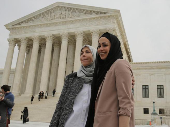 Samantha Elauf posa junto a su madre frente a la Corte Suprema de...