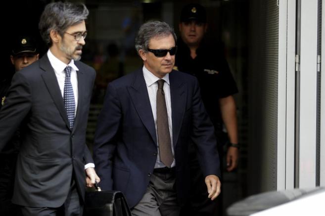 Jordi Pujol Ferrusola abandonando al Audiencia Nacional junto a su...