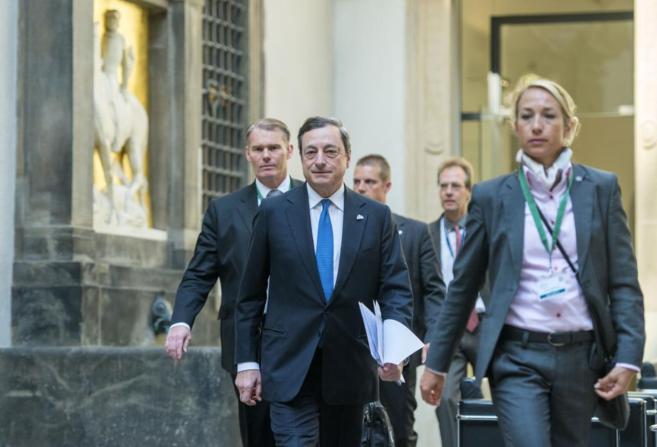 El presidente del BCE, Mario Draghi, llega a un simposio el pasado...