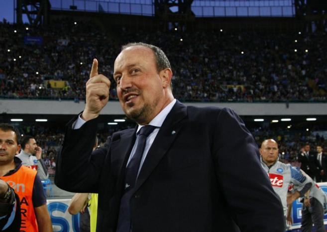 Benitez gesticula antes del decisivo Npoles-Lazio de la Serie A...