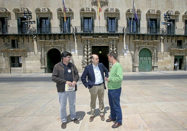 Los candidatos de PSPV-PSOE, Guayem y Comproms en Alicante, en su...