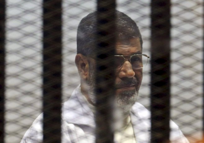 Mohamed Mursi tras las rejas en un tribunal en el Cairo.