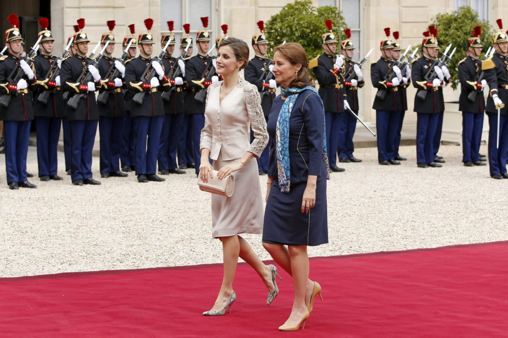 La Reina junto a Sgolne Royal en el Palacio del Elseo durante el...