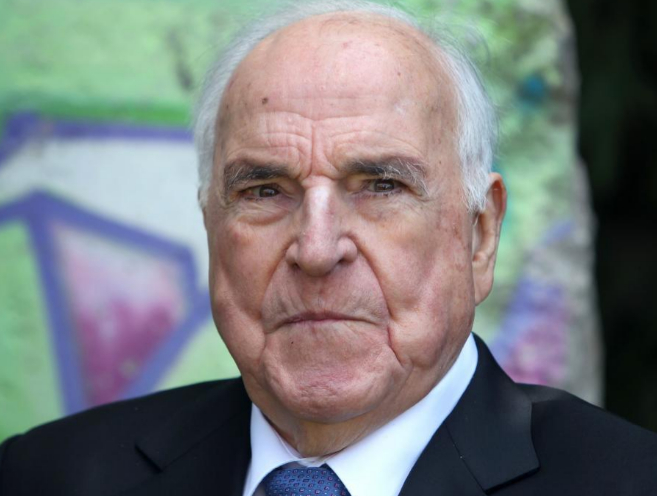 El ex canciller alemn Helmut Kohl, frente al Muro de Berln.