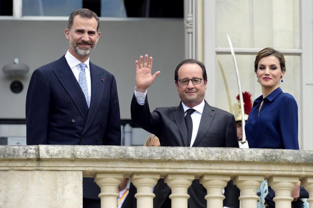 Felipe VI saluda desde un balcn del Grand Palais, que alberga la...