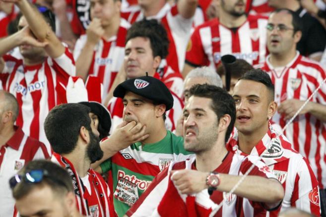 Aficionados del Athletic pitan el himno durante la final de la Copa en...