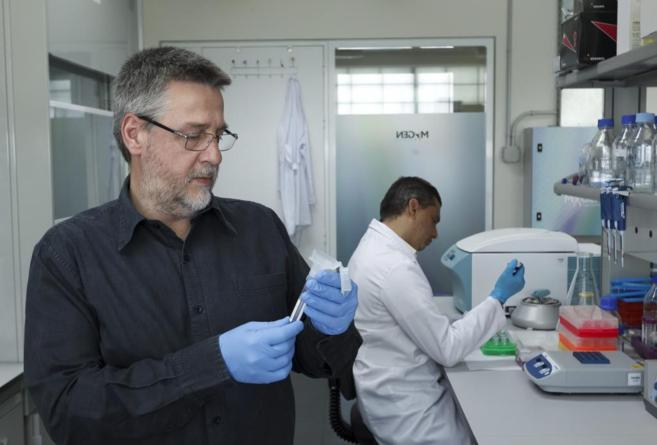 Paulino Gómez sujeteta una probeta en las instalaciones de Genoma4U.