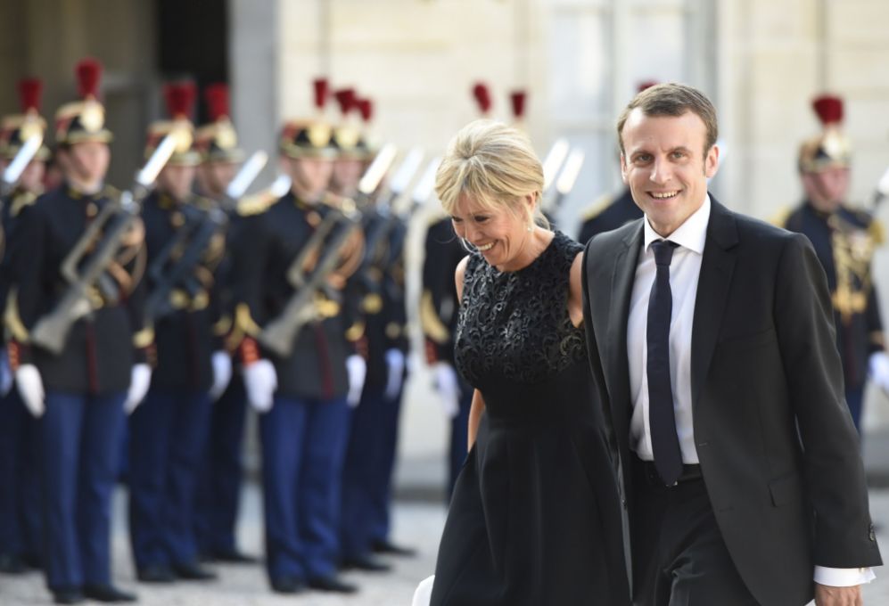 El ministro de Economa glao, Emmanuel Macron, y su mujer, Brigitte,...