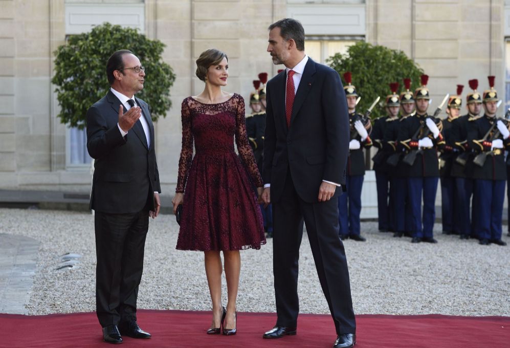 Franois Hollande recibe a los Reyes Felipe y Letizia justo antes de...
