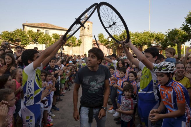 Mikel Landa pasa bajo un arco de ruedas de bicicleta, ayer en Murgia.