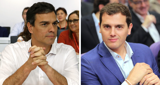 El secretario general del PSOE, Pedro Snchez (a la izda.), y el...