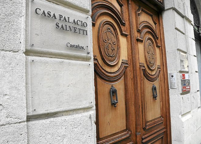 Puerta  de la sede del despacho de abogados Salvetti, cuyos socios...