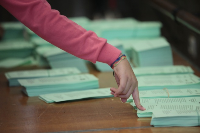 Papeletas preparadas en un colegio electoral de Sevilla.