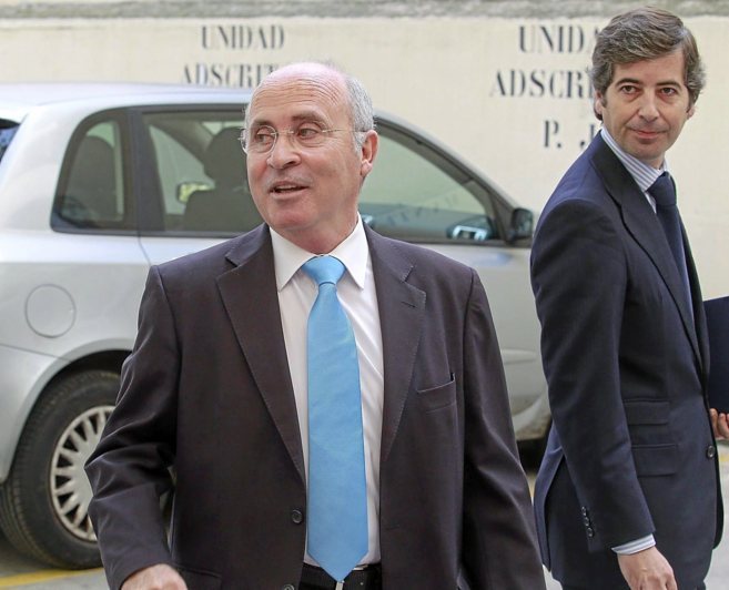 El ex tesorero del PP balear, Fernando Areal (de corbata azul) en los...