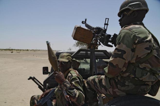 Soldados de Nger patrullan en la frontera con Nigeria, en una...