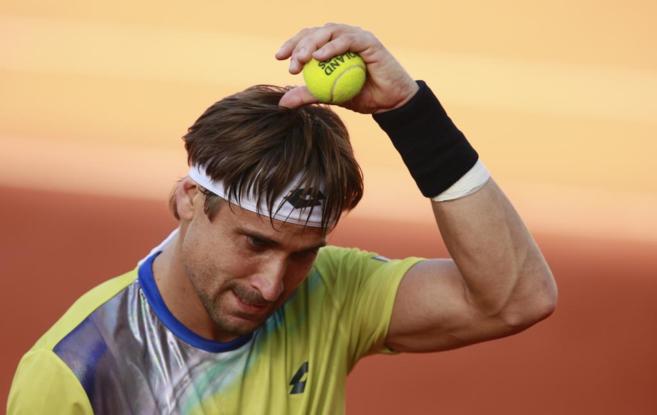 Ferrer se lamenta en los cuartos de final de Roland Garros, en la...