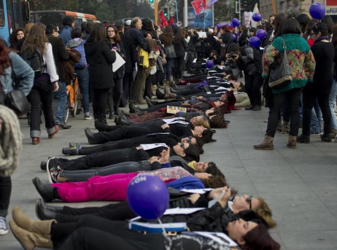 Un grupo de mujeres protesta tumbadas en el suelo en la plaza del...