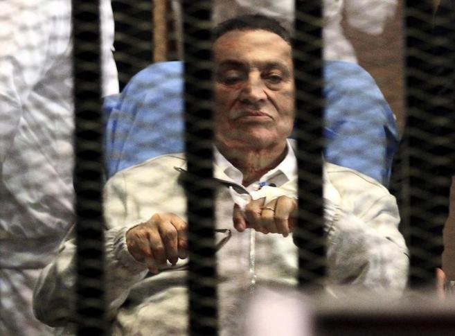 Hosni Mubarak durante el juicio en 2013 por su implicación en la...