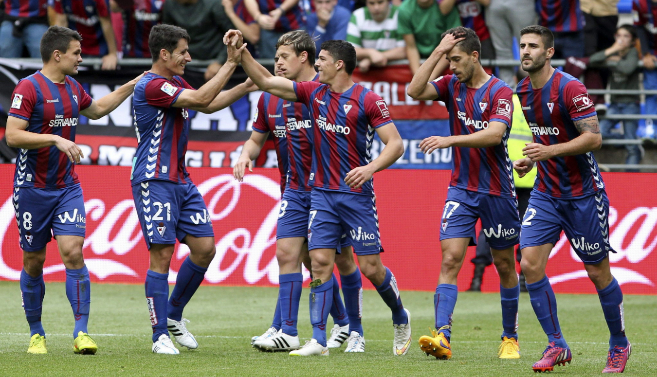 Varios jugadores del Eibar celebran el  gol de Capa ante el Crdoba,...