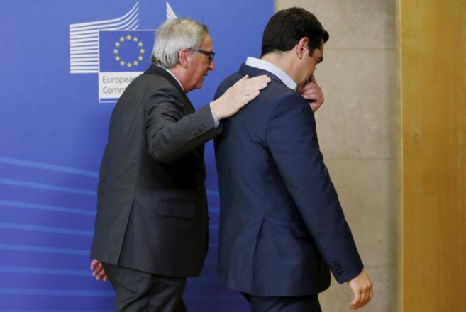 Juncker, anoche, en Bruselas con Tsipras.