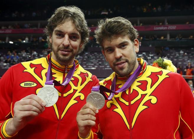 Marc, junto a su hermano Pau, con las medallas de plata conseguidas en...