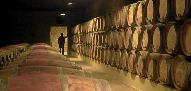 Barricas de vino en una bodega de Labastida, en Rioja Alavesa.