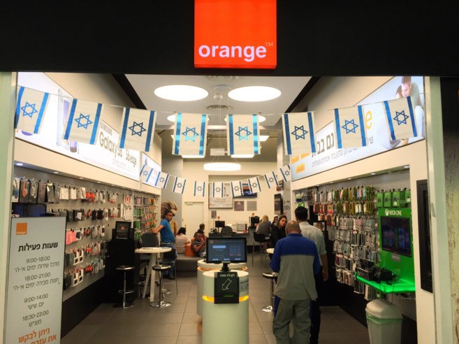 Interior de una tienda de la compañía francesa Orange, en...