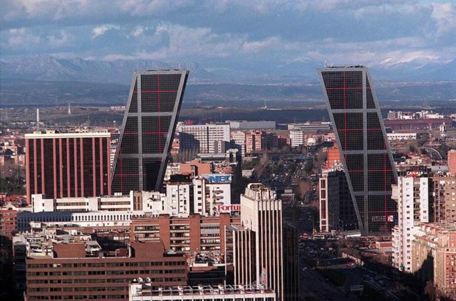 Panormica con las Torres Kio en el ao 1997.