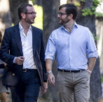 El alcalde de Vitoria, Javier Maroto (i) pasea con su novio Josema...