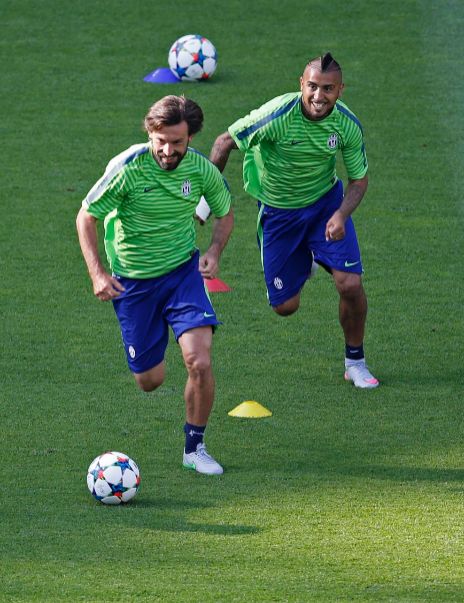 Los centrocampistas Andrea Pirlo y Arturo Vidal, en el Estadio...