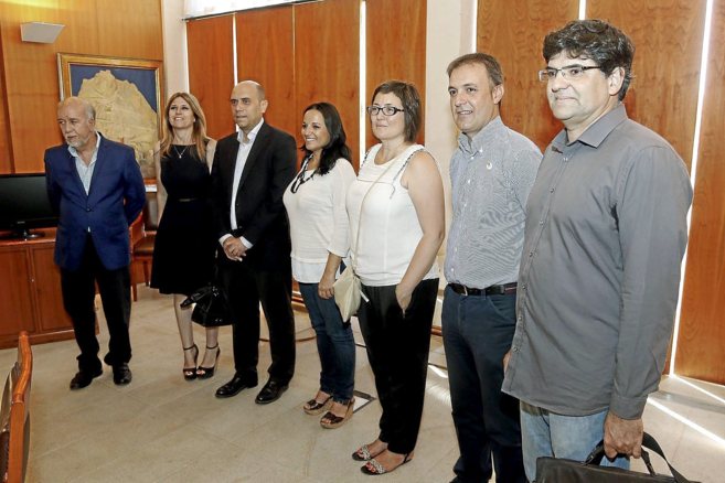 El alcalde Miguel Valor, con los candidatos del PSOE, Comproms y...