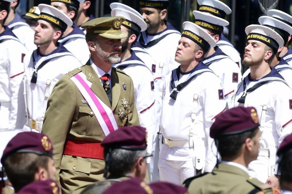 Felipe VI pasa revista a las tropas.