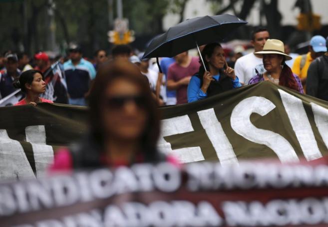 Miembros del sindicato de maestros CNTE, en una marcha de protesta en...