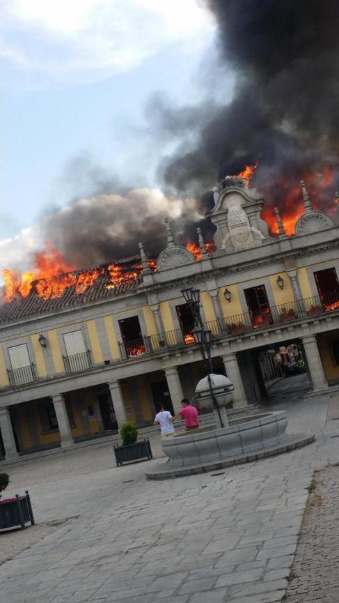 El Ayuntamiento de Brunete en llamas, este sábado.
