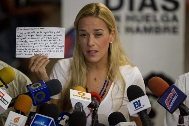 Lilian Tintori, esposa de Leopoldo López, muestra a los periodistas...
