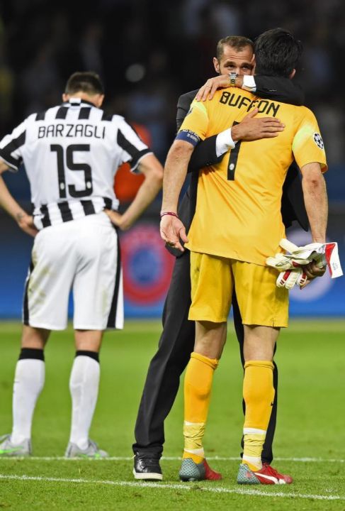Chiellini abraza a Buffon tras perder la final de Berln.