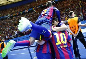 Los jugadores del Barcelona celebran el tanto de Luis Surez en...