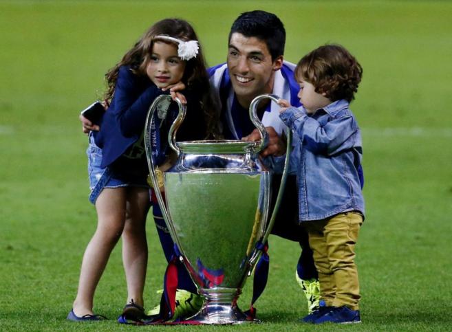 Luis Surez, con sus hijos y la Copa de Europa.