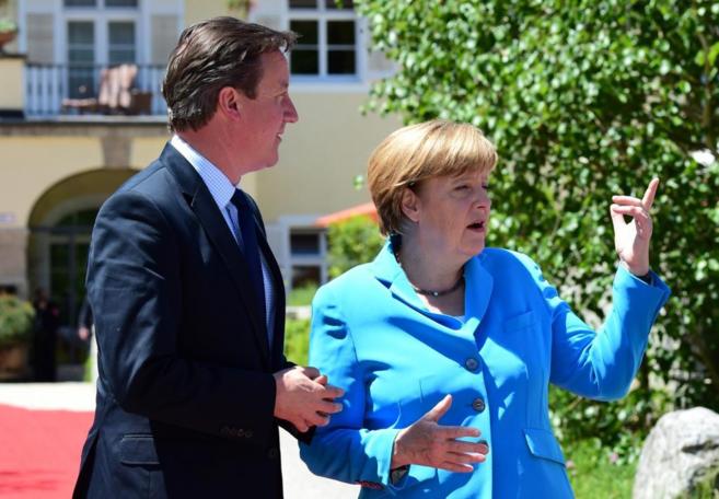 David Cameron es recibido por Angela Merkel, en la cumbre del G7.