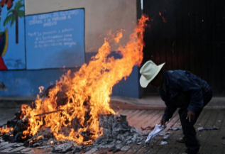 Incendio de sobres y papeletas ante un colegio electoral, en Tixtla...