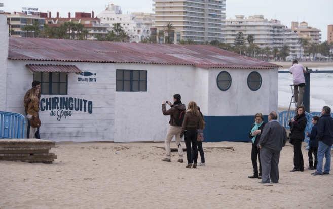 Turistas hacen cola en los decorados de 'El Chiringuito de...