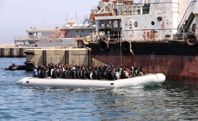Una embarcacin con decenas de inmigrantes devueltos a Trpoli.