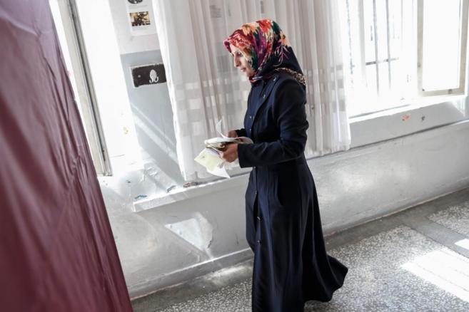 Una mujer deposita su voto en un colegio electoral en Diyarbakir