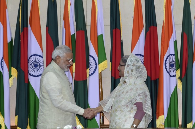 El primer ministro hindú saluda a su homóloga bangladesí antes de...