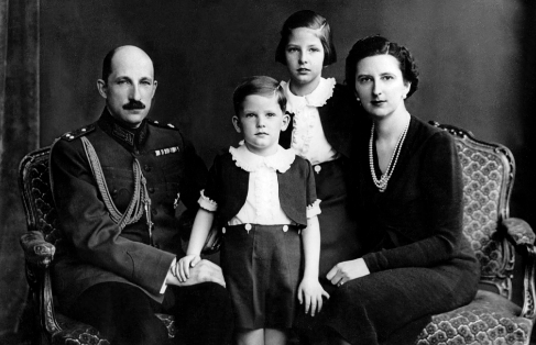En una imagen de 1940, el rey Boris III, la reina Juana (padres de...