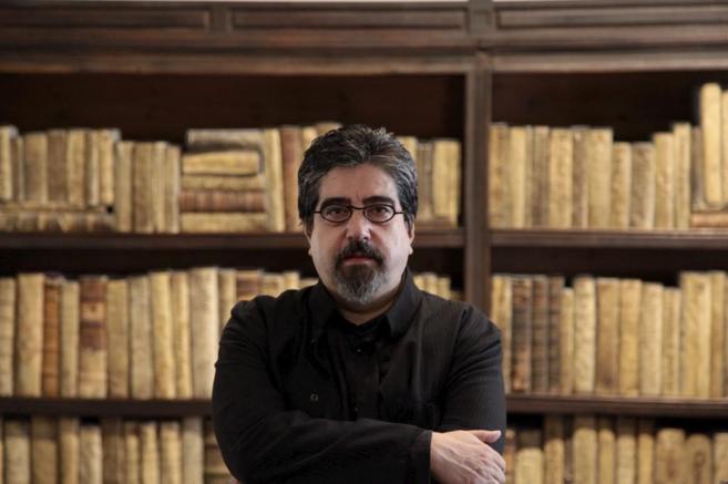 Luis Garca Jambrina, en la biblioteca de Pearanda de Bracamonte.