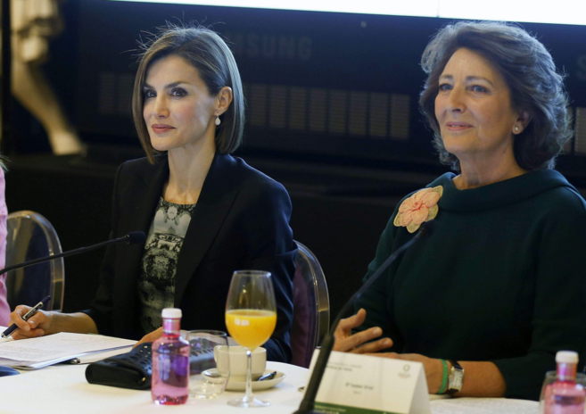La Reina Letizia durante el encuentro, junto a la presidenta de la...