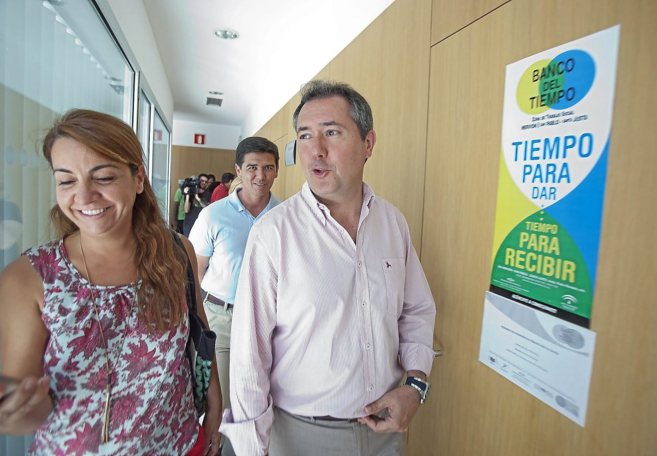 El candidato del PSOE, Juan Espadas, en una visita a la unidad de...