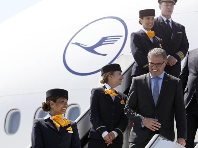 El CEO de Lufthansa, Carsten Spohr, baja de una aeronave de la...